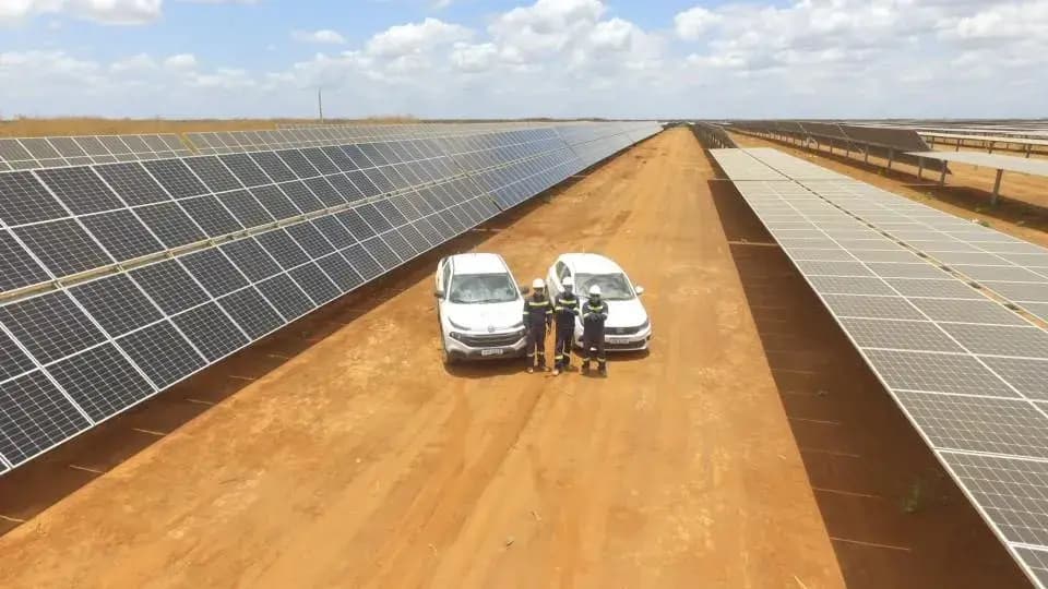 Equipe Aeon Security em vista aérea de parque solar