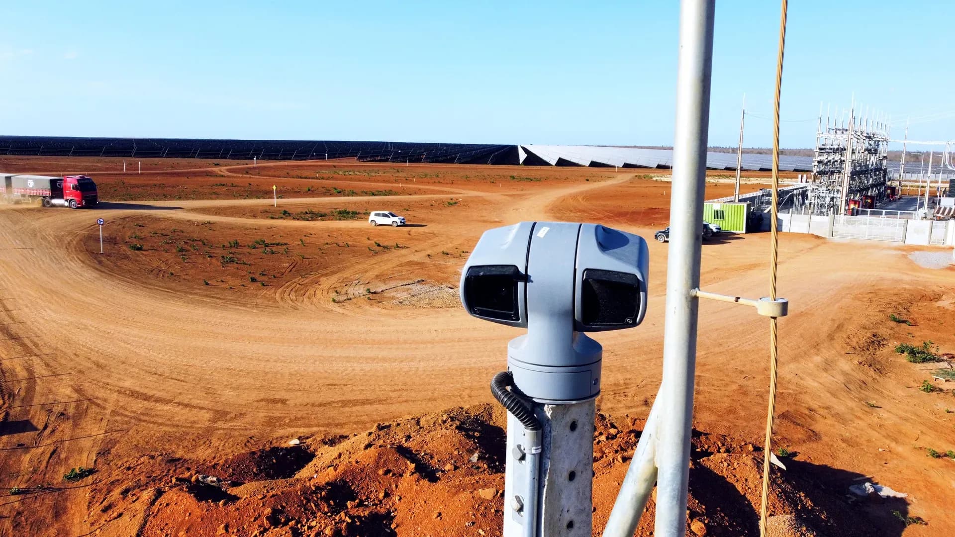 Câmera PTZ de segurança monitorando perímetro de usina solar