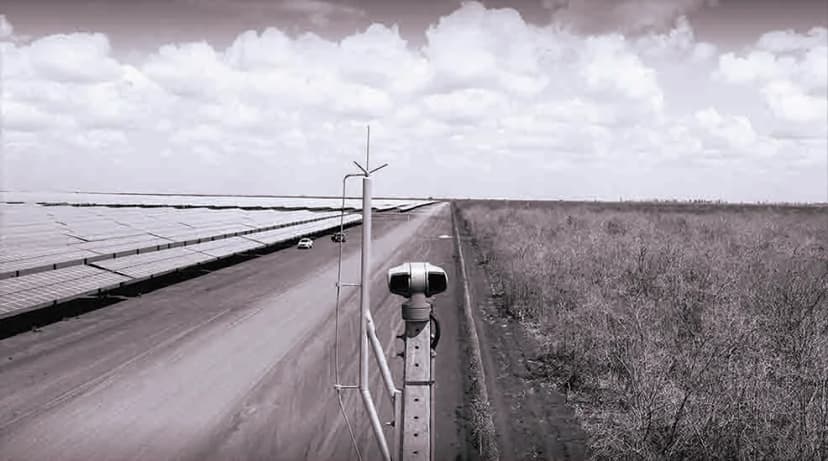Câmera PTZ monitorando extenso parque solar
