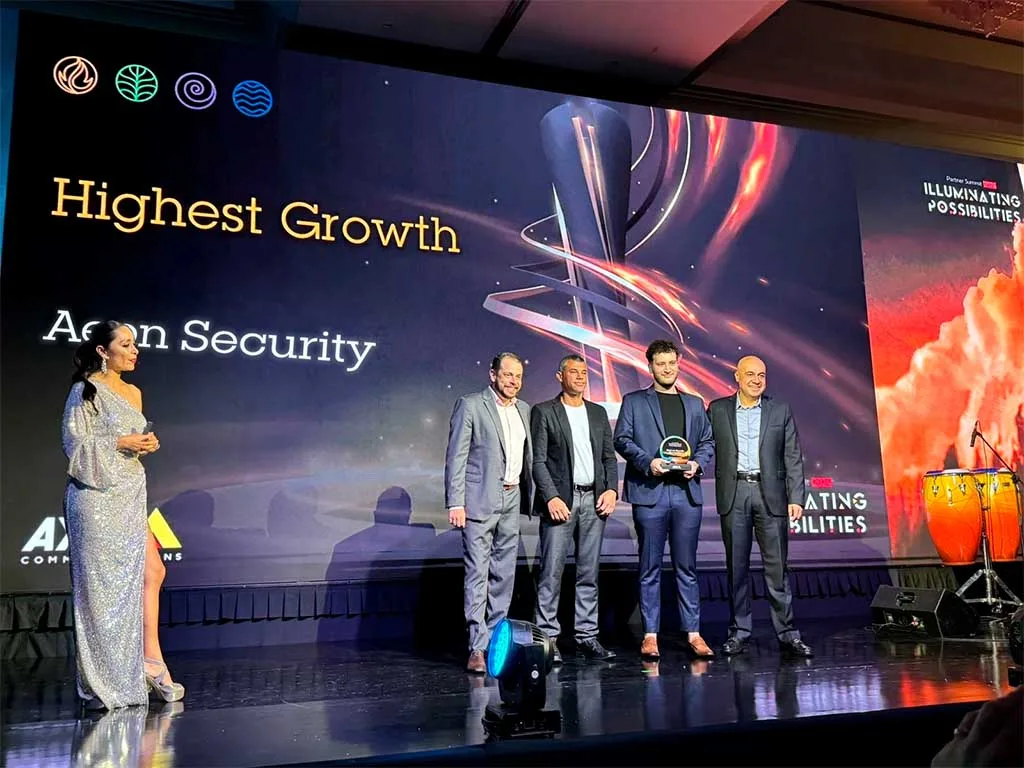Equipe Aeon recebendo prêmio Highest Growth da Axis Communications